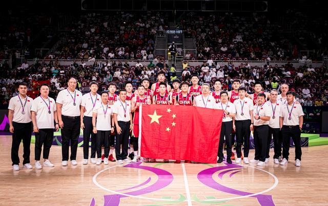 足球比分500-排面拉满，央视《新闻联播》报道中国男篮获得亚洲杯亚军