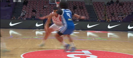 伊朗队半场投篮失准,三分16投仅3中罚球6中1