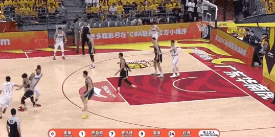 足球比分500-麦基单臂空接暴扣但被打到脸，随后无限点抢篮板但两罚不中
